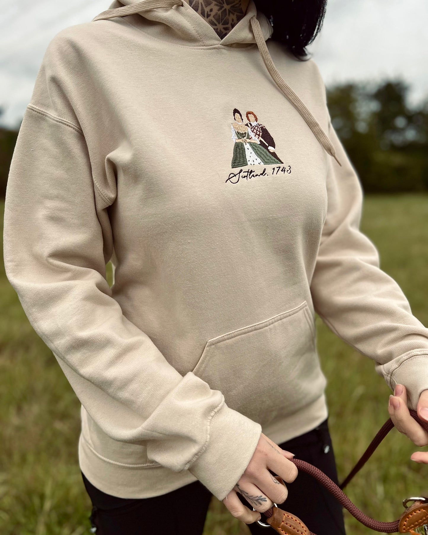 Sudadera estándar Jamie y Claire Outlander bordada
