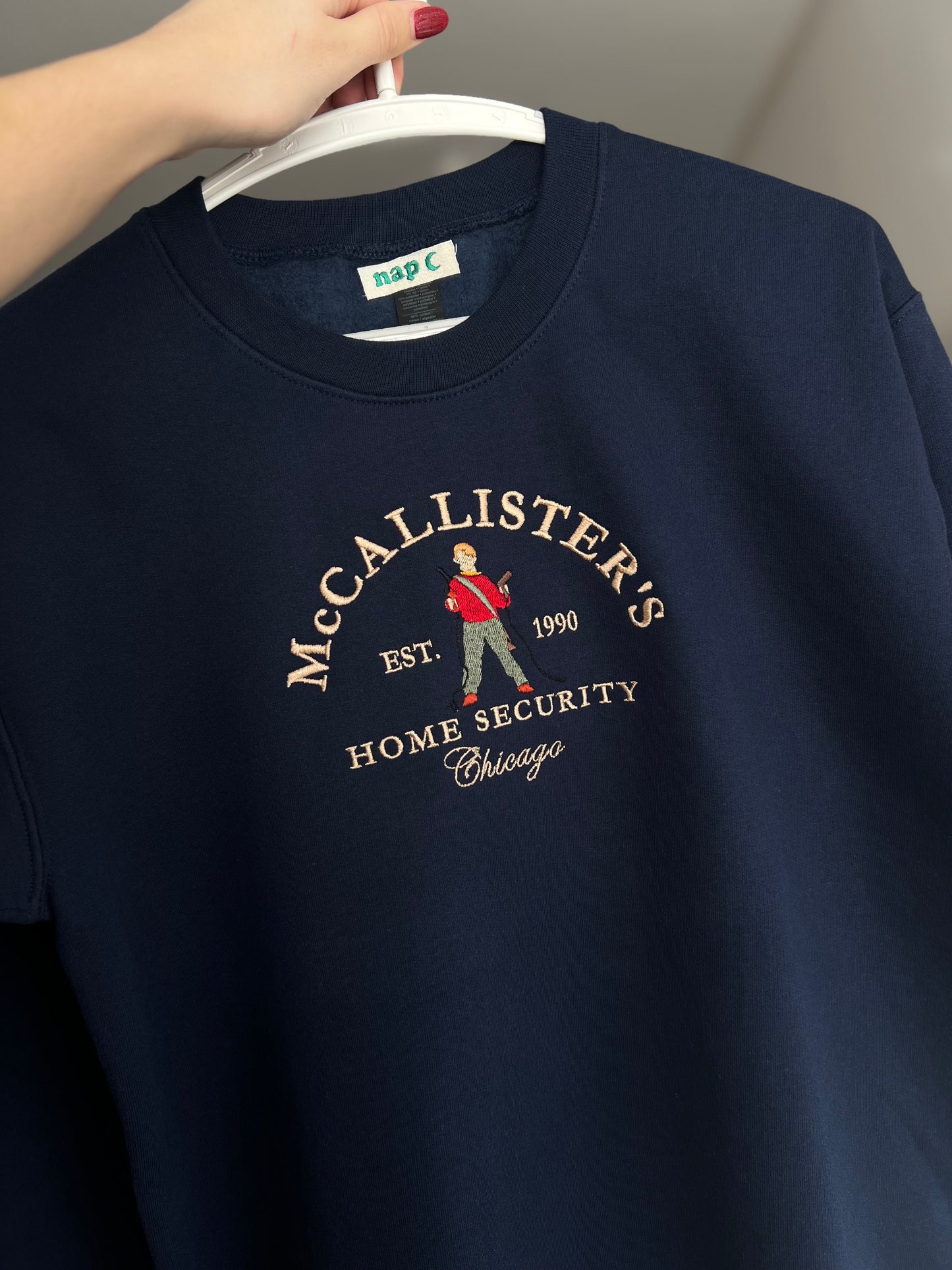 Sudadera estándar Mccallister Solo en Casa bordada
