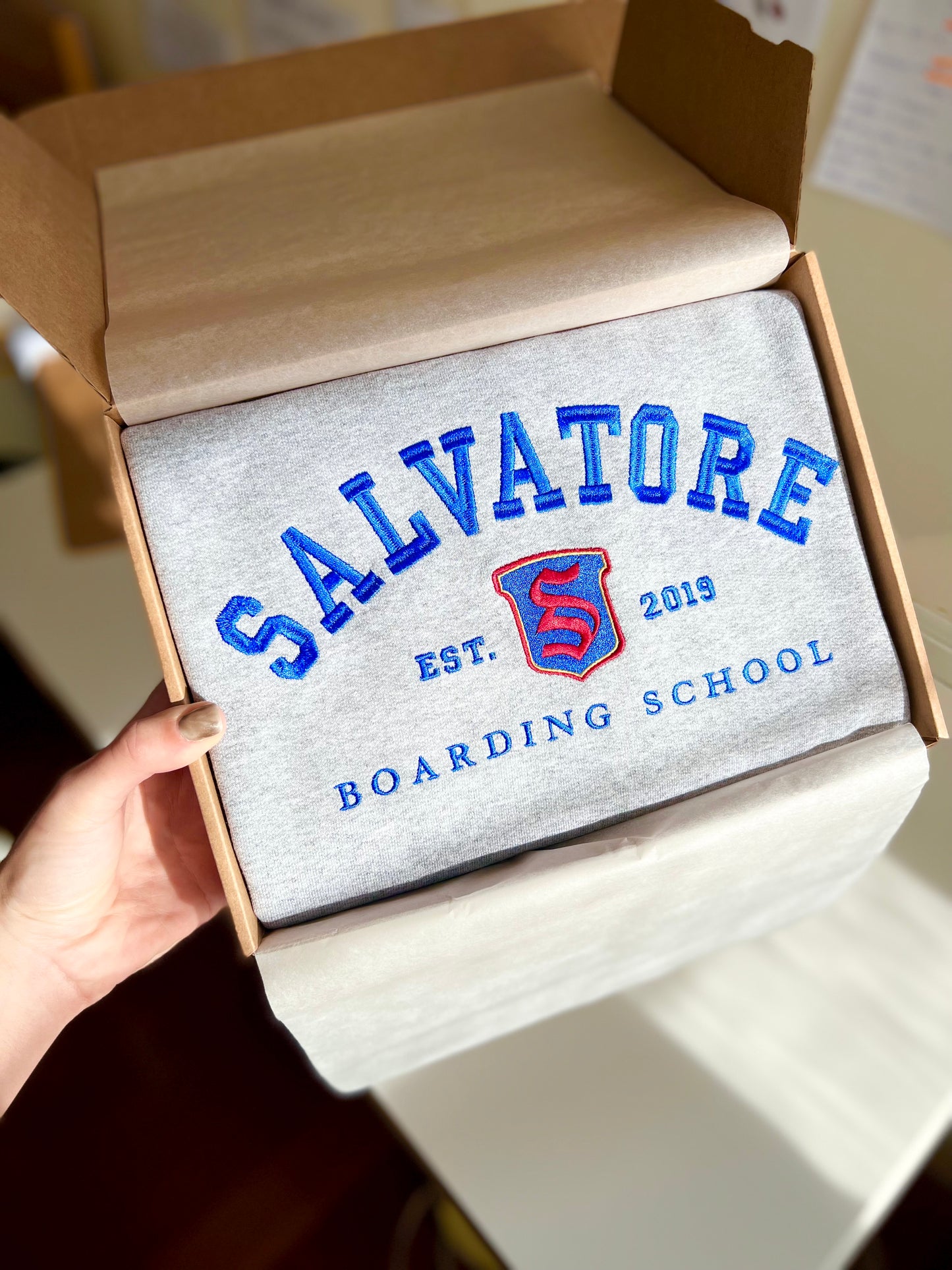 Sudadera estándar Salvatore Boarding School The Vampire Diaries bordada