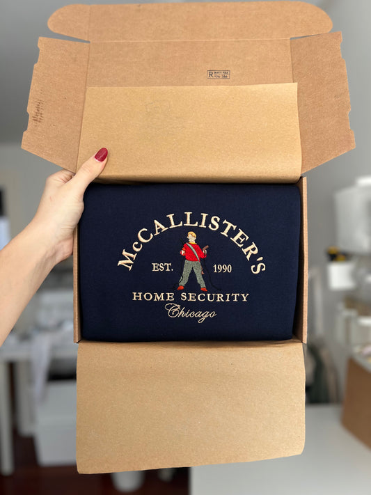 Sudadera estándar Mccallister Solo en Casa bordada