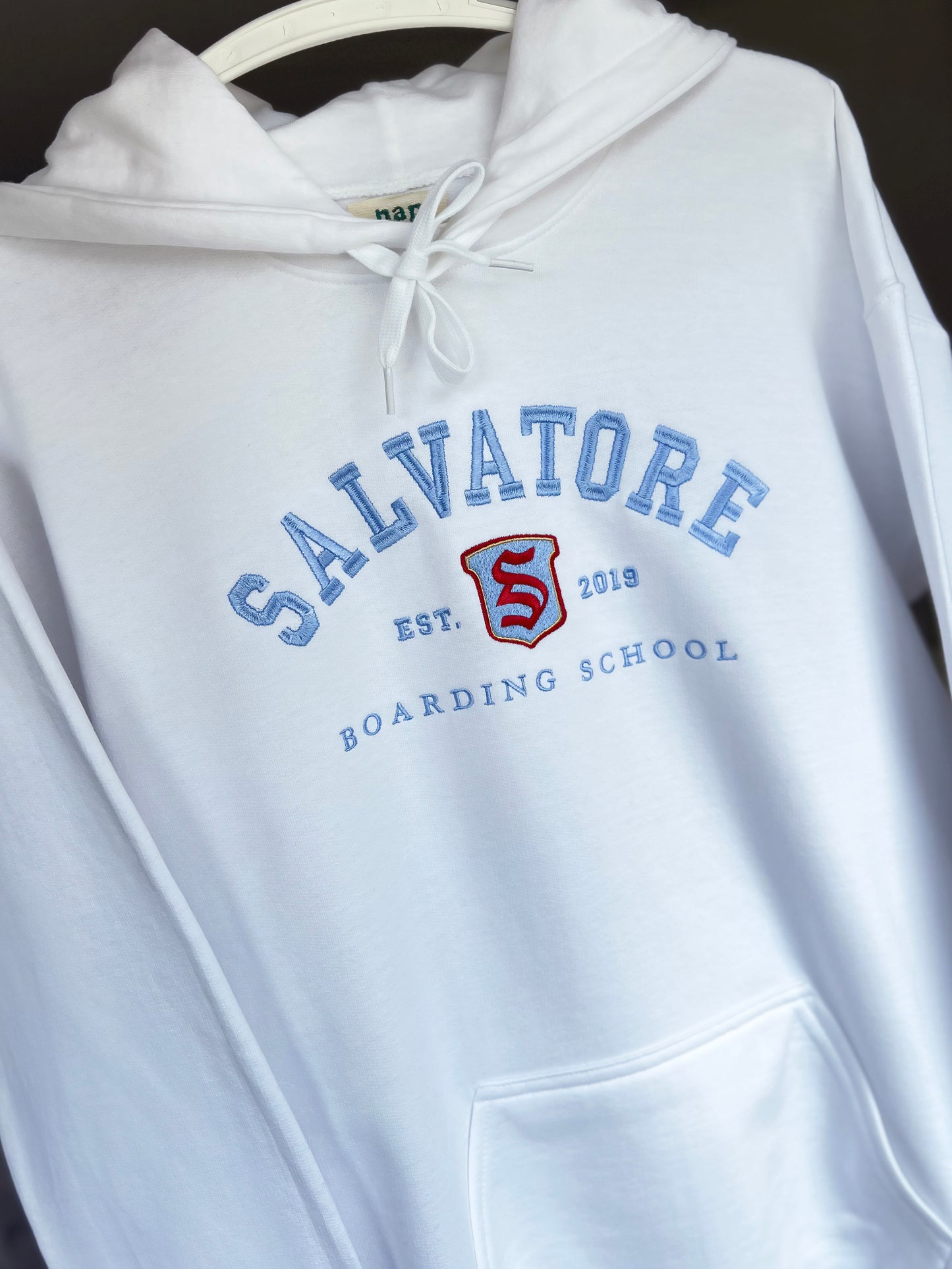 Sudadera estándar Salvatore Boarding School The Vampire Diaries bordada