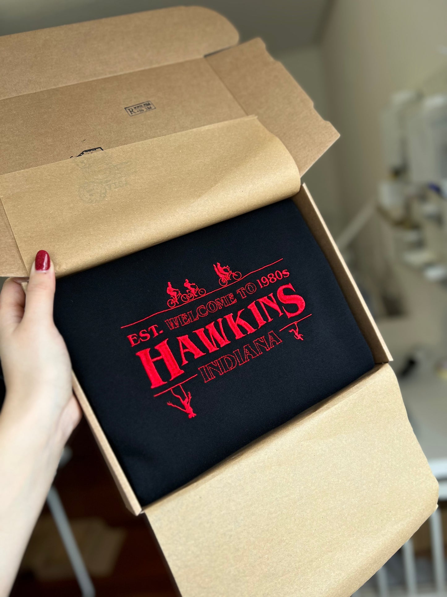 Sudadera estándar Hawkins Stranger Things bordada