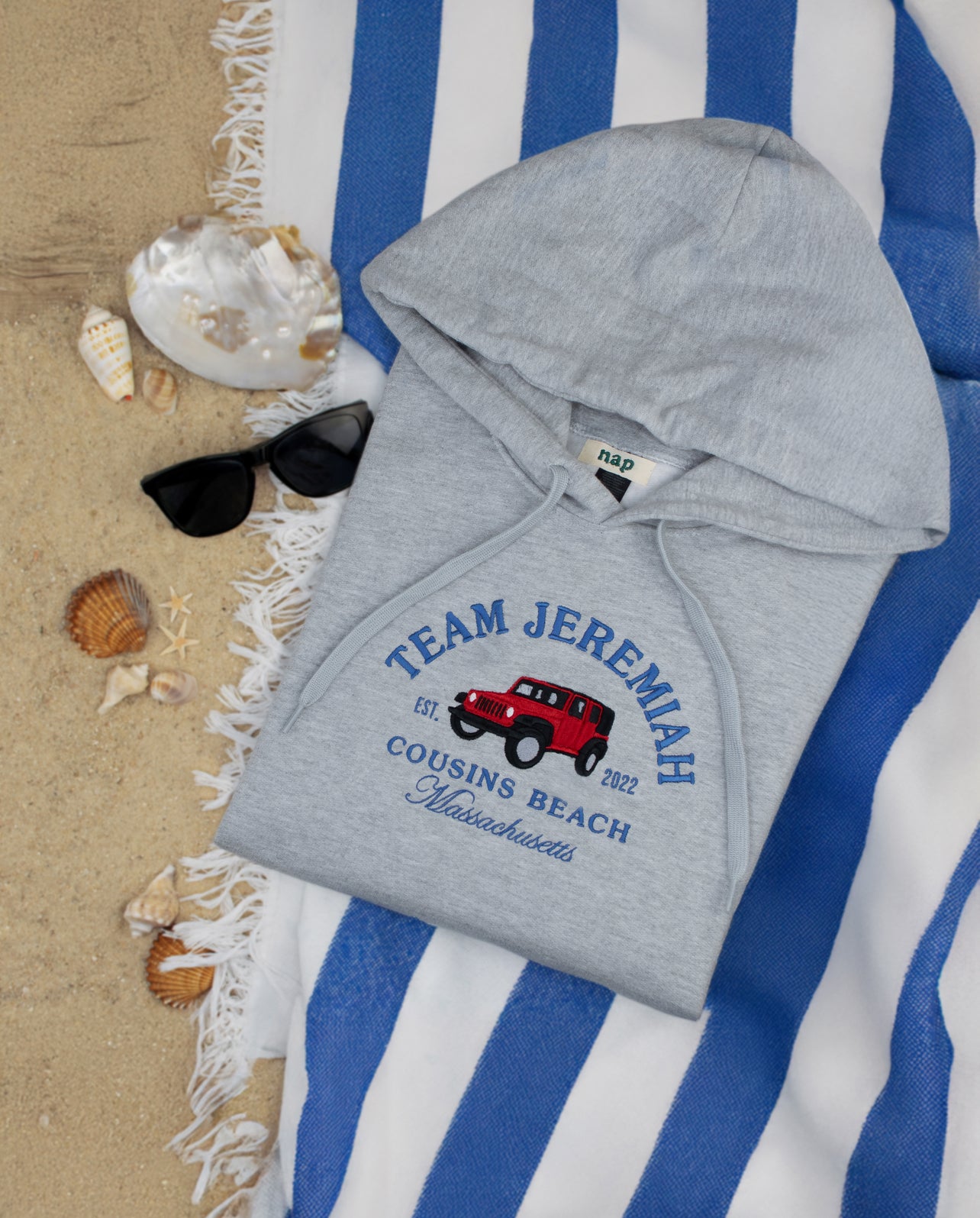 Team Jeremiah – Der Sommer, in dem ich hübsch wurde – Besticktes Standard-Sweatshirt