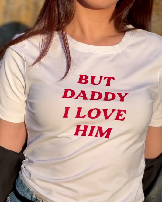 Camiseta cropped But Daddy I Love Him estampada