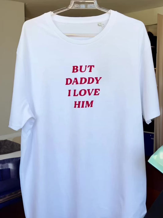 Camiseta estándar But Daddy I Love Him estampada