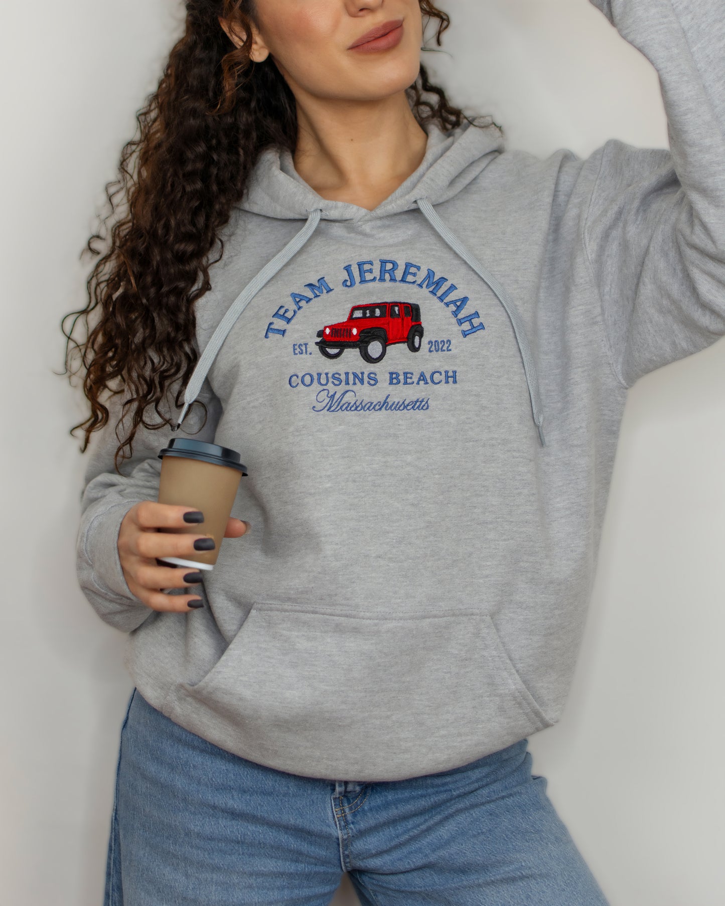 Team Jeremiah – Der Sommer, in dem ich hübsch wurde – Besticktes Standard-Sweatshirt